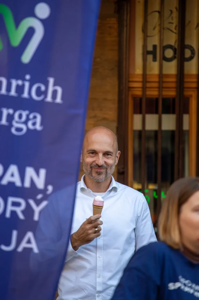 Medzi ľuďmi Henrich Varga so zmrzlinou na Oberačkových slávnostiach v Nových Zámkoch, 26. 9. 2026