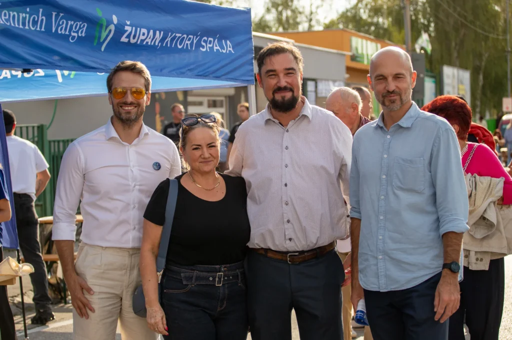 Medzi ľuďmi MUDr. František Hlavačka pod stanom Henricha Vargu na Šurianskom jarmoku, 18. 9. 2026