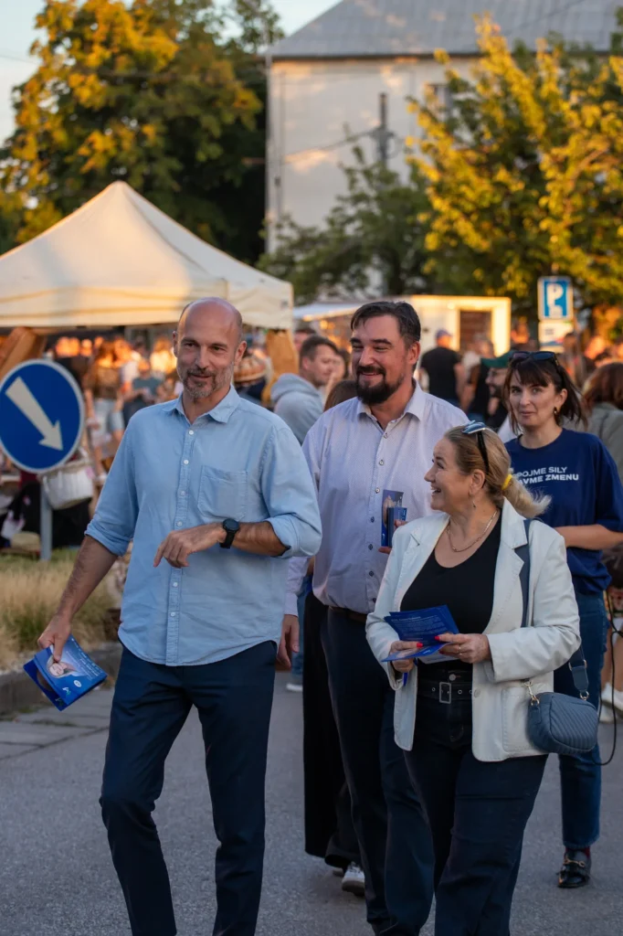 Medzi ľuďmi MUDr. František Hlavačka s tímom Henricha Vargu medzi stánkami na Šurianskom jarmoku, 18. 9. 2026